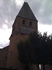 La tour fortifiée du XIIe siècle.