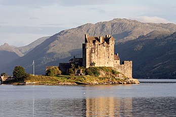 Le château d'Eilean Donan, dans les Highlands d'Écosse (Royaume-Uni). (définition réelle 4 188 × 2 792)