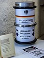 136 Die Einlagerung der Dokumente zum Grundgesetz und des Originals des "Grundgesetzes für die Bundesrepublik Deutschland" als Microfilm am 03. Oktober 2016