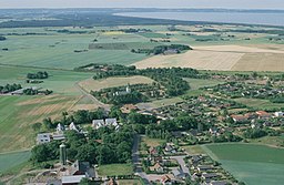 Flygfoto över Eldsberga från 1992. På bilden syns bland annat Eldsberga kyrka och Laholmsbukten.