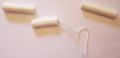 English: Elements of a tampon with applicator. 中文：一個導管型衛生棉條的部件。