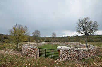 Enclos de pierres sèches typique du Quercy.