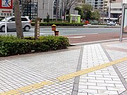 遠鉄浜松駅時代の線路敷跡。線路跡を表すタイルと記念碑がある。