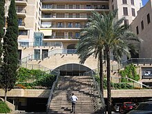 Escaleras hacia la Plaza Mayor, al comienzo de la rambla de las Flores