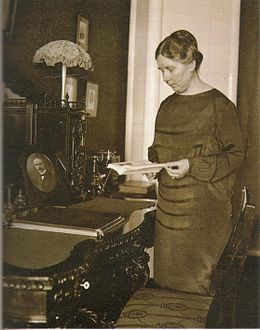 Ester Ståhlberg reading.jpg