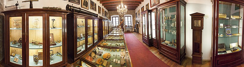 File:Exhibition room, Collegium Maius Krakow - panorama.jpg