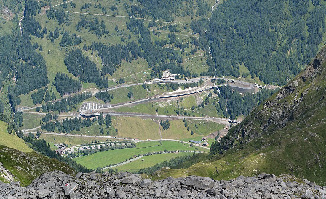 File:Felbertauernstraße mit Felbertauerntunnel.jpg