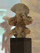 Statuette féminine en terre cuite. Musée national (New Delhi).