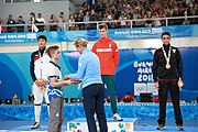 Deutsch: Fechten bei den Olympischen Jugend-Sommerspielen 2018: Tag 1, 7. Oktober 2018, Jungen, Säbel, Siegerehrung - Gold: Krisztián Rabb (HUN), Silber: Hyun Jun (KOR), Bronze: Mazen Elaraby (EGY); Medaillen überreicht durch IOC-Mitglied Britta Heidemann, Maskottchen überreicht durch FIE-Generalsekretär Emmanuel Katsiadakis English: Fencing at the 2018 Summer Youth Olympics at 7 October 2018 – Boys' sabre Medal ceremony – Gold: Krisztián Rabb (HUN), Silver: Hyun Jun (KOR), Bronze: Mazen Elaraby (EGY); Medal presenter: IOC member Britta Heidemann, Mascot presenter: FIE Secretary General Emmanuel Katsiadakis