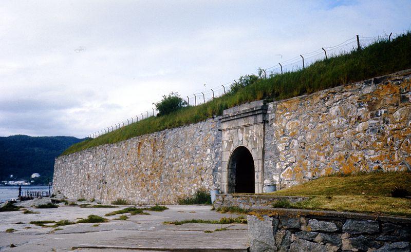 File:Festningsporten på Munkholmen (ca. 1960 - 1980) (16271527197).jpg