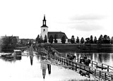 Flottbro över Västerdalälven med Floda kyrka, Dalarna, i bakgrunden. Den förstördes vid översvämningen 1916.