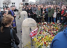 Individus devant le palais présidentiel, le 10 avril 2010 à Varsovie.