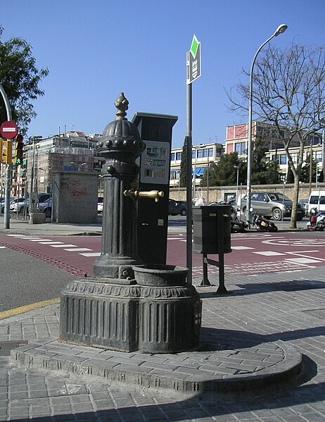 File:Font pública a Barcelona 2.jpg