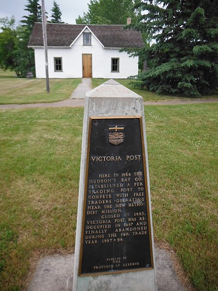 File:Fort Victoria clerks quarters and cairn.JPG