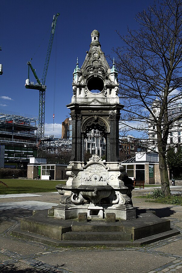 Drinking fountain on Finsbury Square, commemorating Tom Smith, inventor of the Christmas cracker