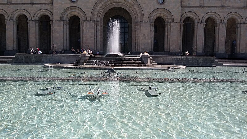 File:Fountains at the Republic Square, Yerevan 11.jpg