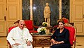 A Presidente Dilma Rousseff recebe o Papa Francisco durante a JMJ 2013 em dos salões do palácio.