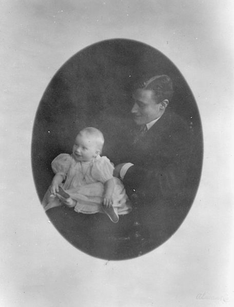 File:Franklin D. Roosevelt with baby Anna in New York, City - NARA - 196109.jpg