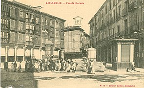 Otra fotografía antigua. Se observa otros elementos añadidos: dos kioskos. Al fondo la torre de la Catedral de Valladolid