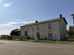 Les anciens bâtiments voyageurs et marchandises de la gare de La Chapelle-d'Aunainville - Denonville.