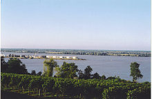 Zusammenfluss von Dordogne (vorn) und Garonne am Bec d'Ambès