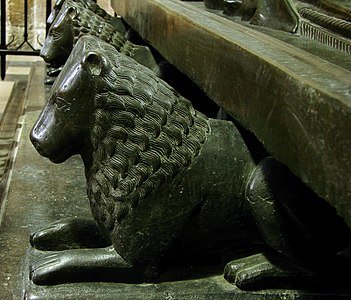Détail du gisant de bronze de l'évêque Geoffroy d'Eu : les lions soutenant le gisant (XIIIe siècle).