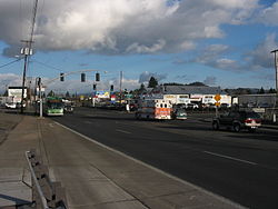 Een EMX bus benaderingen een station in Glenwood, samen Franklin Boulevard