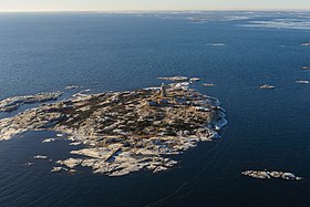 Vista aerea di Grönskär e il suo faro con la Svezia continentale in lontananza.