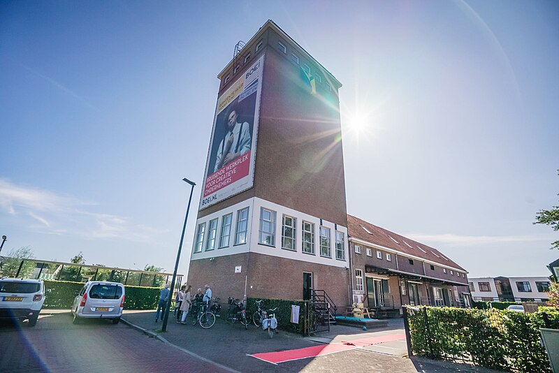 File:Graansilo - Wehl - Zomer 2019 (met zon).jpg