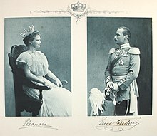 Pocztówka z autografem przedstawiająca koronowaną kobietę siedzącą na tronie po lewej i mężczyznę w mundurze po prawej.