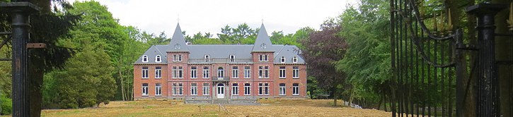 Pohled na vchod do Château de Grandmetz, kterému předchází jeho park a je obklopen lesem