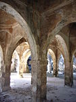 Voûte d'un bâtiment délabré peut-être en ruine.