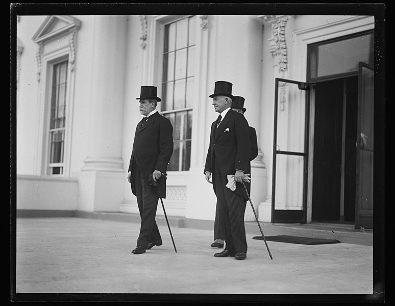 File:Group outside White House; Charles Evans Hughes, left. Washington, D.C. LCCN2016890832.jpg