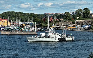 HMS Jägaren passerar Beckholmen och Gröna Lund i Stockholm, 2023