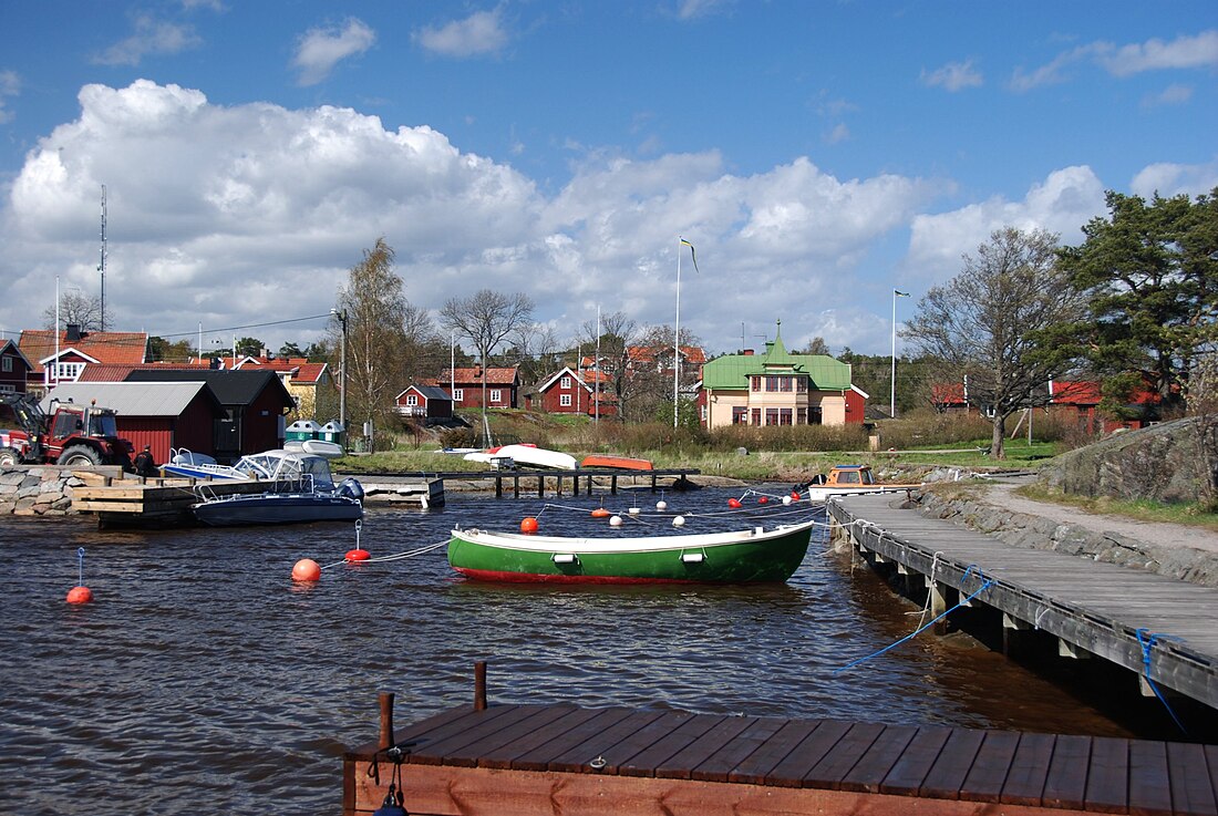 File:Hamnen vid Löka på Möja.jpg