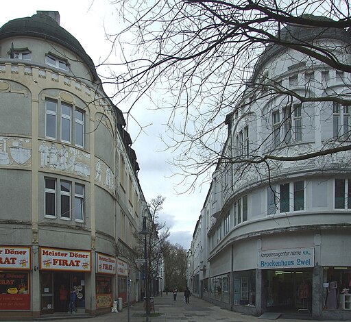Herne, Mozartstraße, Blick nach Westen, links Hauptstraße 293, rechts 295