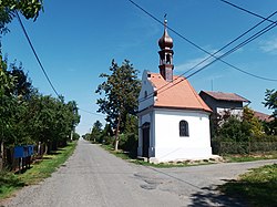 Hlavní ulice s kaplí svatého Václava