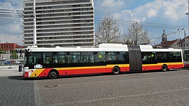 Trolejbus Škoda 31Tr SOR v hradeckom mestskom nátere zachytený pri hlavnej stanici