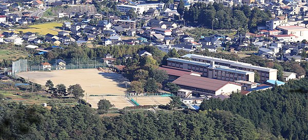 風越山（前衛の虚空蔵山）から望む学校の全景