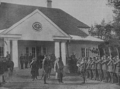 Militär­delegation vor der Villa zur Feier von Piłsudskis Namenstag (14. November 1925).