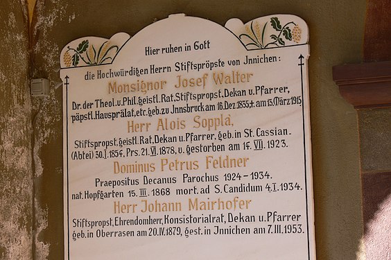 Innichen (S.Candido) in Südtirol, Gedenktafel an der Stiftskirche - Dokument für das Verbot der Zweisprachigkeit in der Zeit des Faschismus