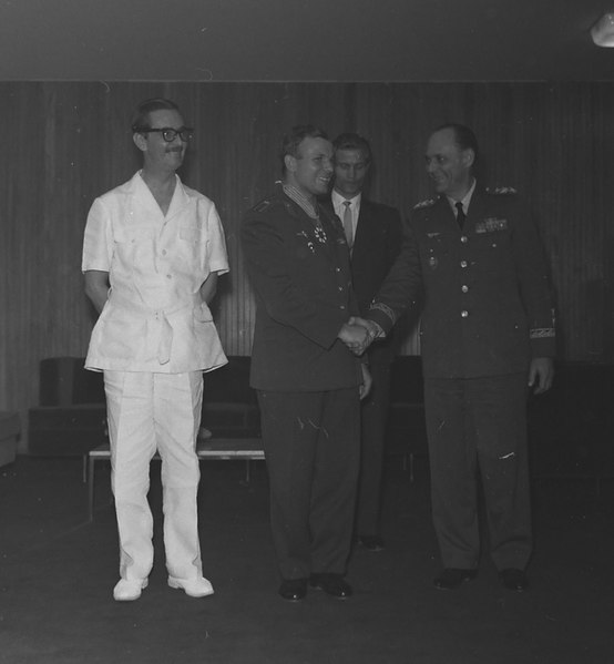 File:Jânio da Silva Quadros, presidência da República, condecora o major Iuri Alekseievitch Gagarin, em Brasília..tif