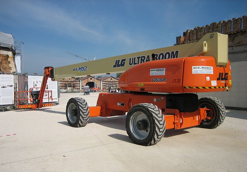 File:JLG Ultra Boom Crane.jpg