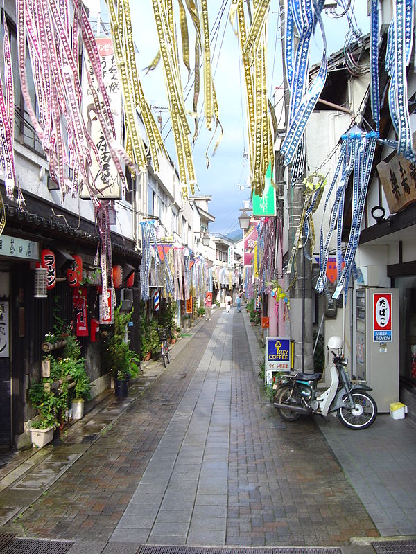 A street in the center of Misasa shortly before the Marie Curie festival