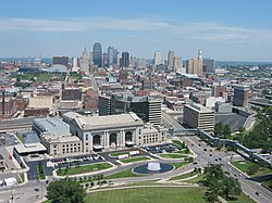 Vista di Kansas City dalla cima del Liberty Memorial. La stazione di Union è in primo piano, con il resto dello skyline della città sullo sfondo