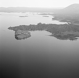 Flygfoto över sjön från 1959. På bilden syns udden Vuojat där gården Vuojat ligger.