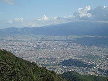Näkymä Kathmandun laaksoon läheiseltä vuorelta Shivapuri Nagarjunin kansallispuistossa.