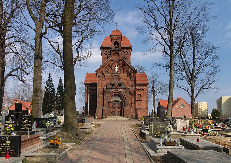 File:Katowice Wroblewskiego cemetery chapel front 2021.jpg