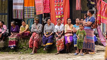 Vrouwen en man in ikat kledij, district Rai Manuk.