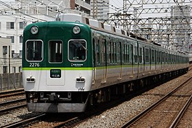 åææ´æ°è»ã¨ã¯ç°ãªãåé¢ãæã¤æ°å¡è£ã®äº¬éª2200ç³»å¾ææ´æ°è»ï¼åå±é§ï¼